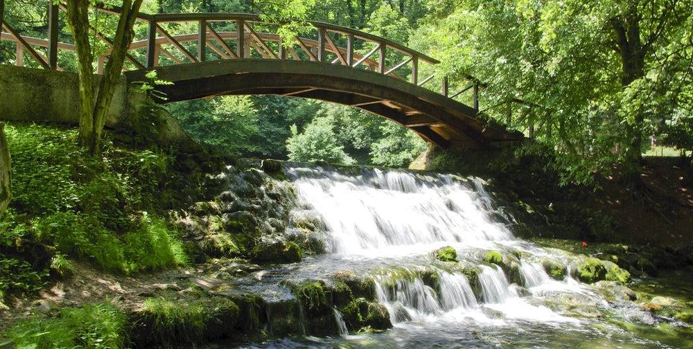 https://visit-sarajevo.com/wp-content/uploads/2021/12/from-sarajevo-vrelo-bosne-nature-park-tour_75410.jpg